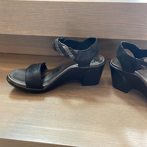 Aetrex Sylvia Adjustable Quarter Strap Heel in Black - Picture 5 of 9